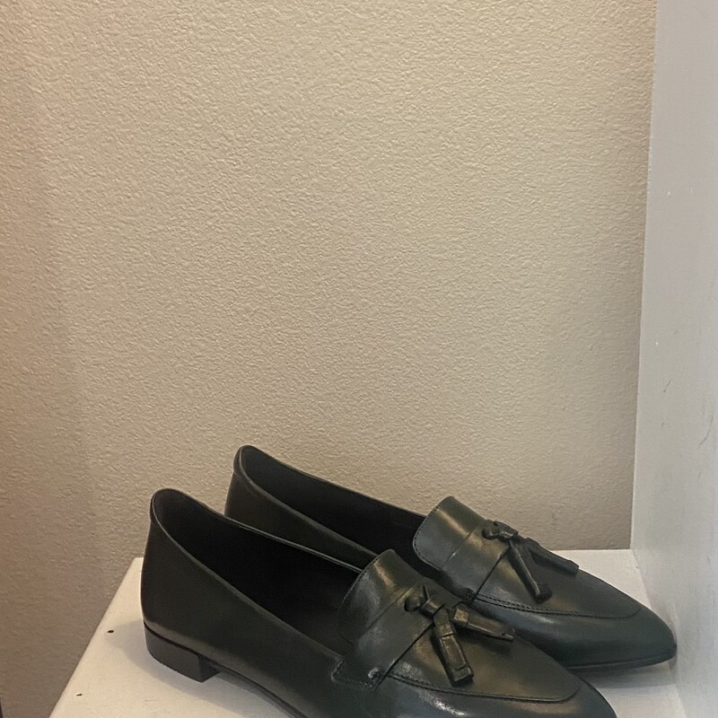 NIB Green Leather Loafer<br />
Green<br />
Size: 7/7.5 $150