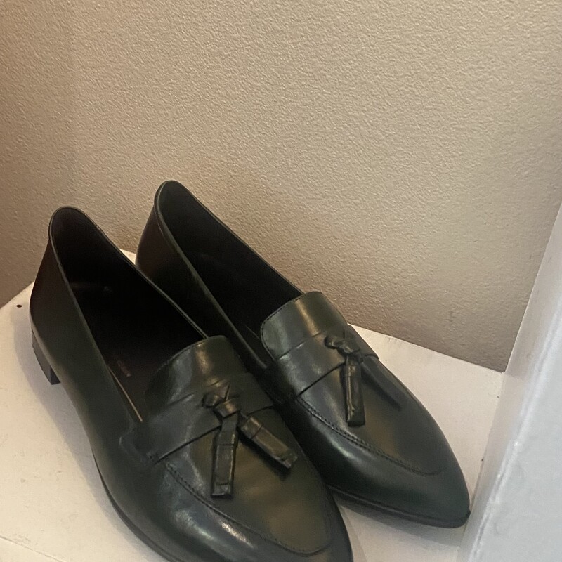 NIB Green Leather Loafer<br />
Green<br />
Size: 7/7.5 $150