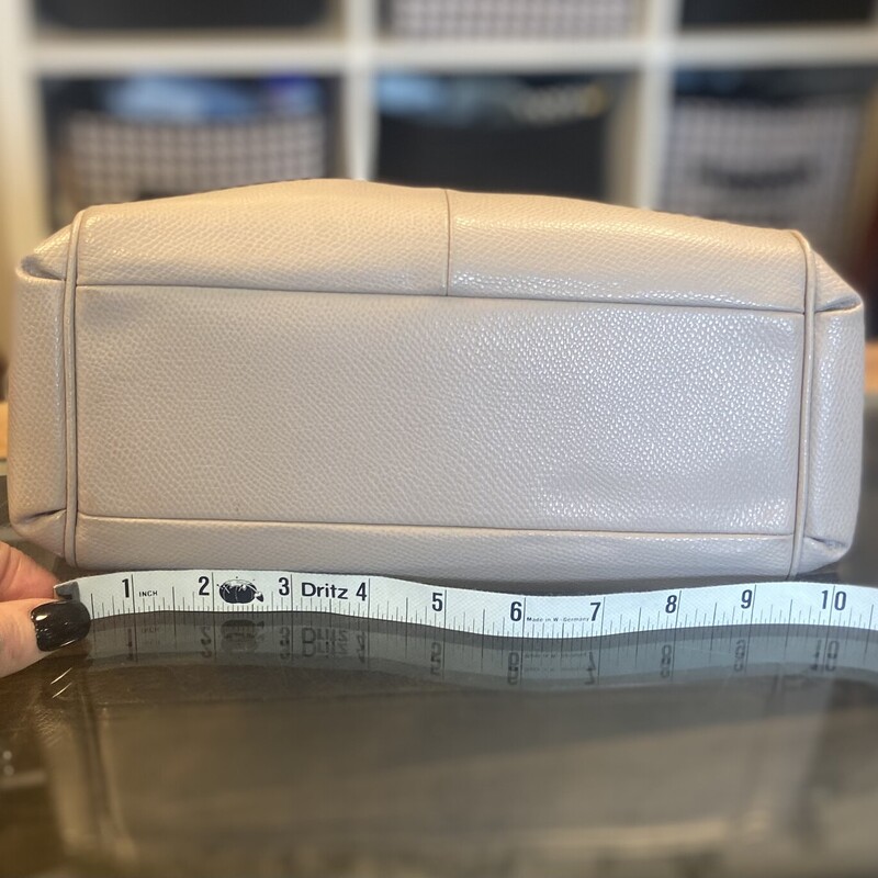 Beige Leather Purse<br />
Beige<br />
Size: No Strap