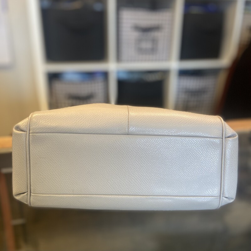 Beige Leather Purse<br />
Beige<br />
Size: No Strap