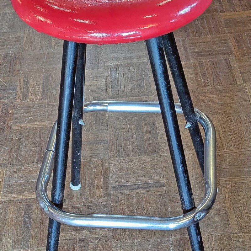 Industrial Bar Stool

Red Vinyl Top (small repair), Chrome Legs
Made in USA

2 Ft H x 15.5 Seat Diameter