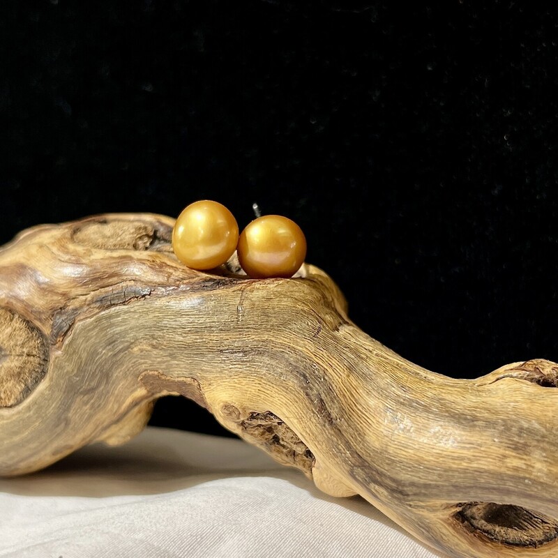 Gold pearl studs