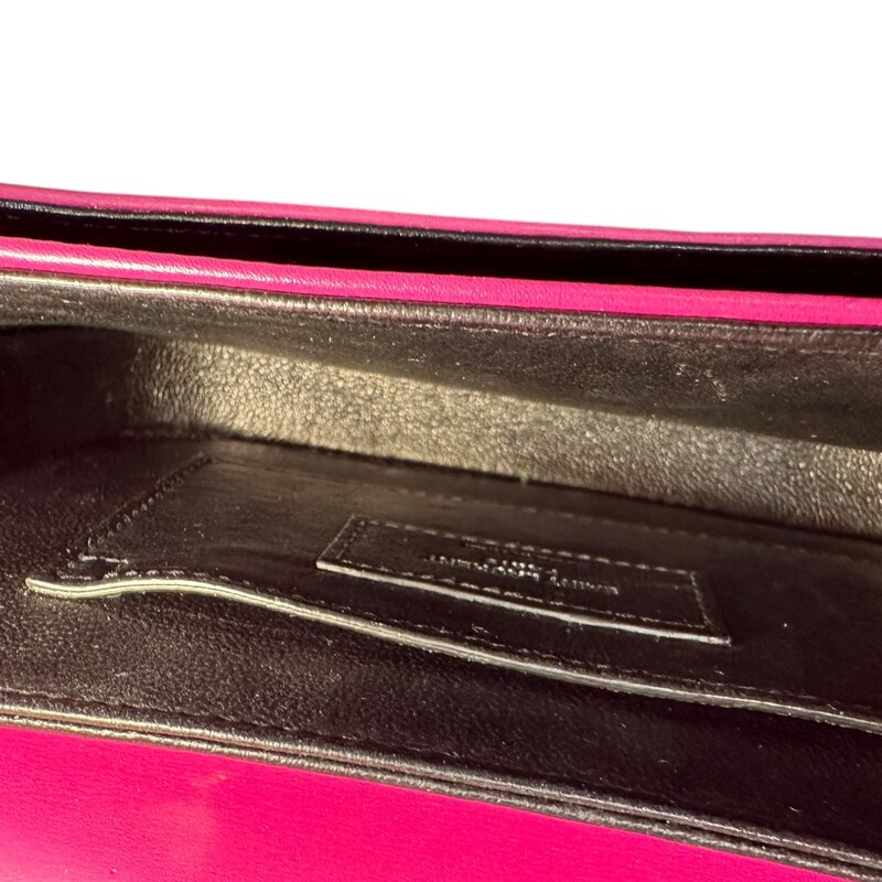 Saint Laurent Solferino Fuschia

Style Code:BC1634306. 0820

Dimensions:
7Length
5 Height

Very Good condition. Some minor marks under the flap and minor corner wear.

Does not come with the original dust bag or box.