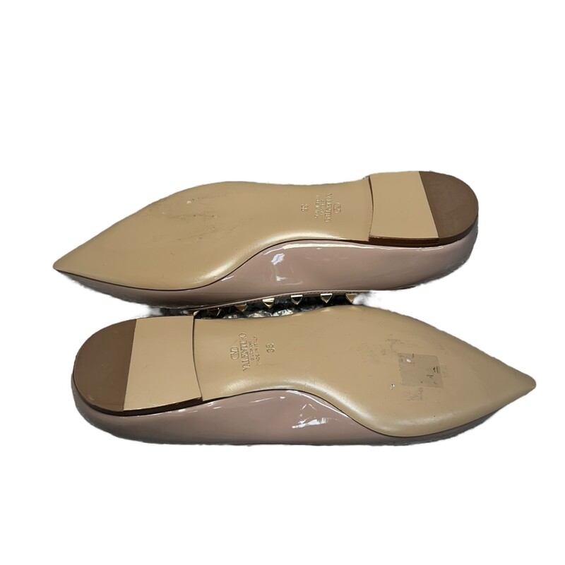 Valentino Rockstud Flats Nude Size 38<br />
<br />
Serial Code :DZ 4032<br />
<br />
Excellent Condition. Some minor marks on soles.<br />
<br />
<br />
Does not come with the original dust bag or box.