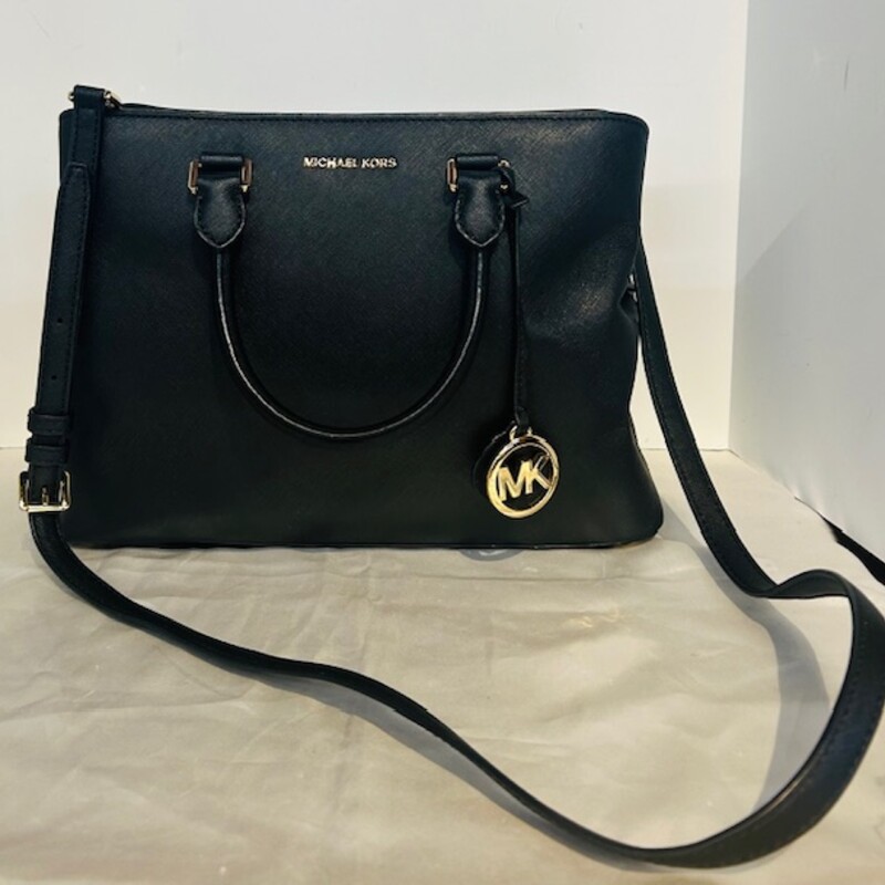 Michael Kors Sutton MD Handbag
Some crease marks on side
Black and gold
Size: 12x9.5H