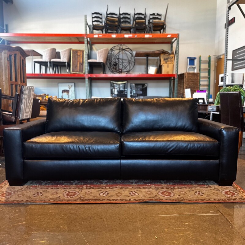 Leather Sofa<br />
<br />
Size: 38Hx91Wx40T