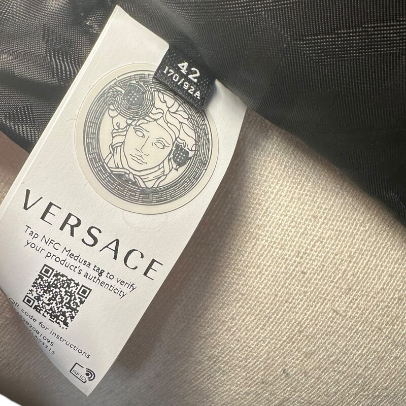 Versace Jacquard Trench AllOver<br />
<br />
Size: 42<br />
<br />
New with Tags.<br />
<br />
Does not come with the original dust bag or box.