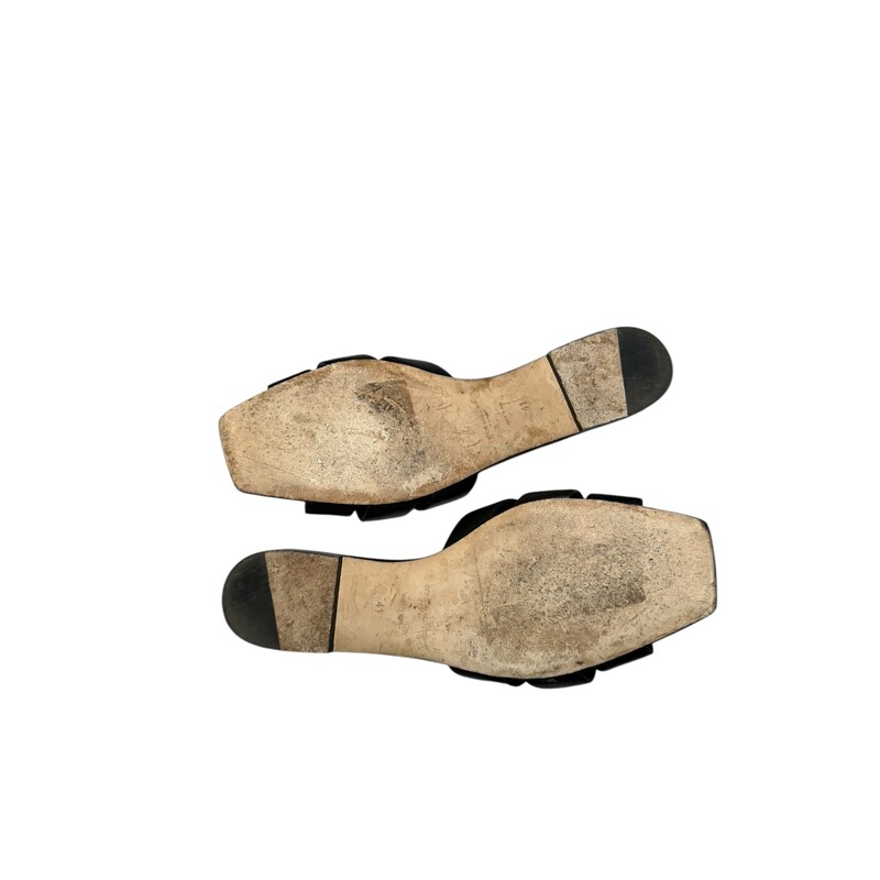 Saint Laurent Tribute Woven Sandals<br />
<br />
Size: 40.5<br />
<br />
T 571952<br />
<br />
Comes with original dust bag and box.