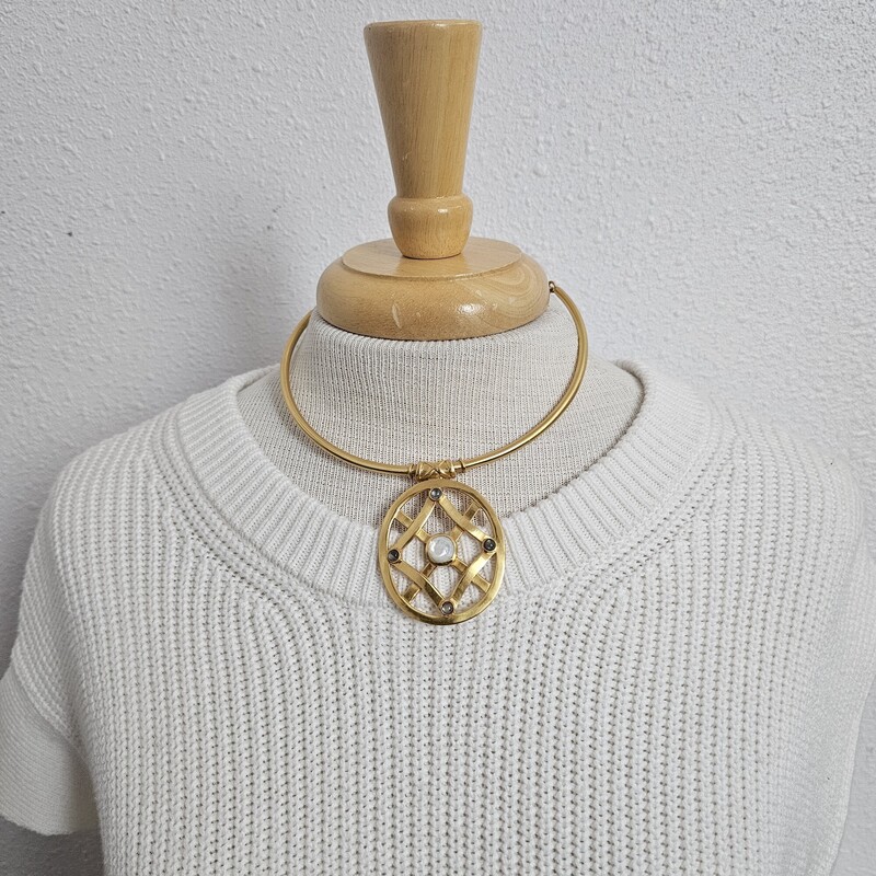 Medallion On Collar, Gold, Size: Toggle