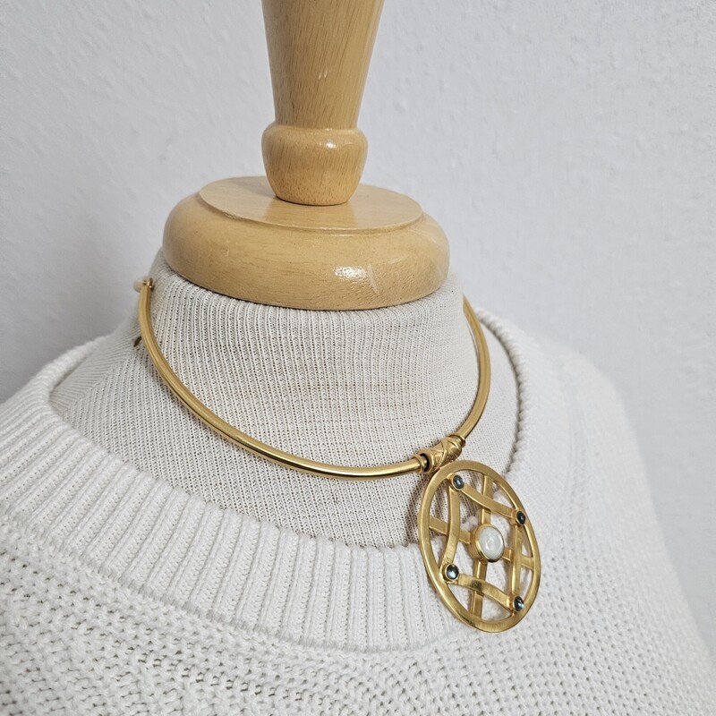 Medallion On Collar, Gold, Size: Toggle