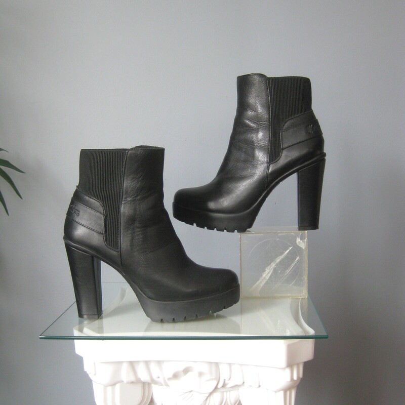 Harley-Davidon Iredell Boots.<br />
These are a little higher than ankle height<br />
Chelsea style with elastic gussets to make them easy to get on and off.<br />
1.25 in platform in the front<br />
4 in block heels<br />
Model number: D84495<br />
Size 9.5<br />
Made in Mexico<br />
great pre-owned condition with a rub in the back of one heel, be sure to LOOK At all my photos.<br />
<br />
thanks for looking!<br />
#83243