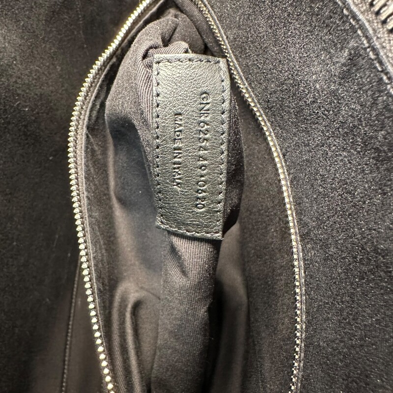 Saint Laurent Croc Embossed Messenger Breifcase<br />
<br />
Style Code: GNR 625449.620<br />
<br />
In very good condition. Minor scratches on hardware.<br />
<br />
Does not come with original dust bag or box.