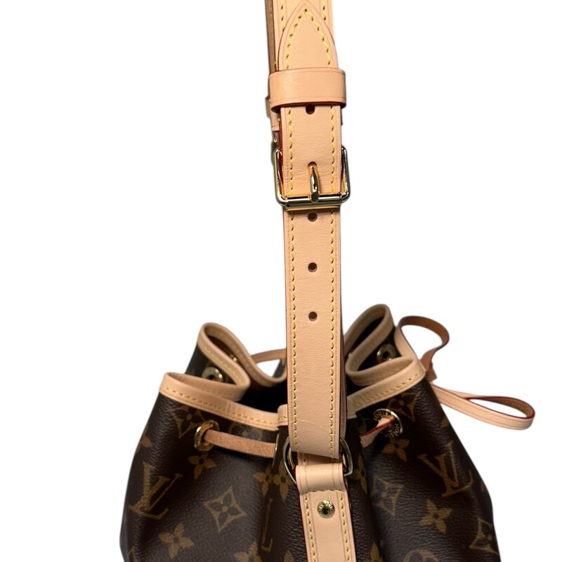 Louis Vuitton Petit Noe Bucket Bag

Date Code: Microchip

Dimensions:
10.6 x 10.6 x 8.3 inches
(Length x Height x Width)

In excellent condition. Like new.

Does not come with original dust bag or box.