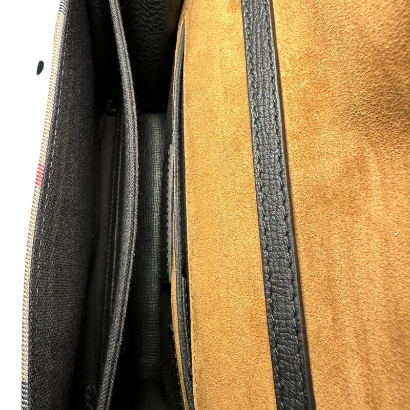 Burberry Macken Black Crossbody<br />
<br />
Style Code:CFPPAN1301<br />
<br />
Dimensions:9.5L x6H<br />
<br />
In very good condition. Some minor scratches on hardware.<br />
<br />
Does not come with original dust bag or box.