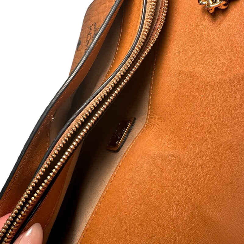 MCM Tracy Crossbody Cognac Small

Dimensions:
12.5 x 18.5 x 4.5 cm

In very good condition. Light scratching to the hardware.

Does not come with the original dust bag or box.