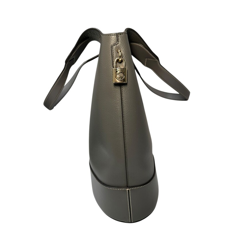 Mulberry Lily Gray Bucket  Bag

Dimensions:
13L X 13H
Strap Drop 9

In very good condition. minor scuff on the back of the bag

Does not come with the original dust bag or box.