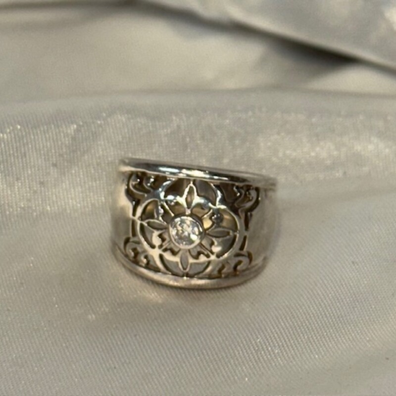 925 Open Flower Filigree Ring
Silver Size: 5.5