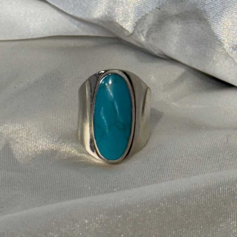 925 Mexico Turquoise Adjustable Oval Ring
Turquise Silver Size: 6 - Adjustable