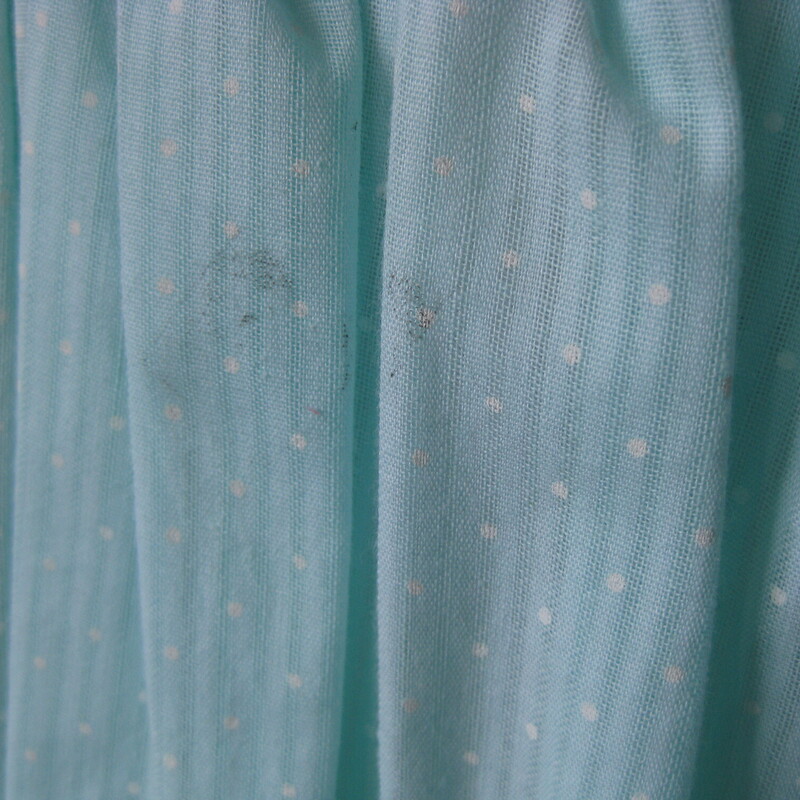 Vtg Polka Dot Lace Collar, Seafoam, Size: XS<br />
Dotted swiss prairie style dress from the early 1980s.<br />
I believe the fabric is cotton but the dress doesn't have any fabric ID tags.<br />
It's lightweight<br />
Green with a lace collar and a BIG bow in the back.<br />
It has a dropped waist and a gathered skirt<br />
It has a built in crinoline that helps pouf out the skirt<br />
VERY big shoulder pads<br />
Short sleeves<br />
no tags<br />
Here are the flat measurements, please double where appropriate:<br />
Shoulder to shoulder: 19.5<br />
Armpit to armpit: 17<br />
Waist: 13.5 - this measurement was taken at the natural waist<br />
Hip: free<br />
Length: 28<br />
excellent condition, it has a small smudge on the front, pls see all the photos.<br />
<br />
Thanks for looking!<br />
#78803