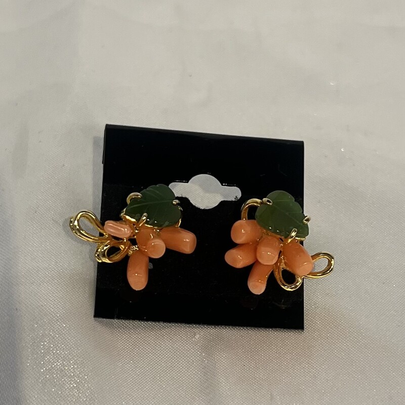 Coral Jade Leaf Stud Earrings
Coral Green Gold Size: Small