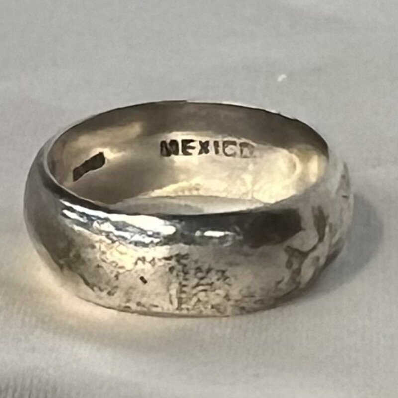 925 Mexico Band Ring
Silver Size: 9.5