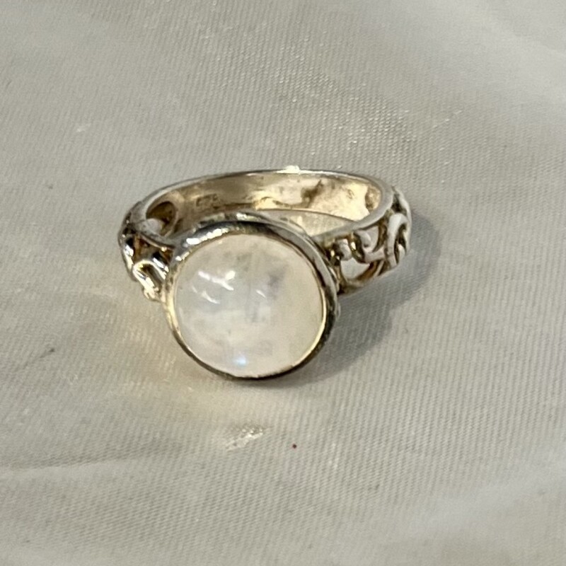 925 Moonstone Filigree Ring
Silver White Size: 6.5