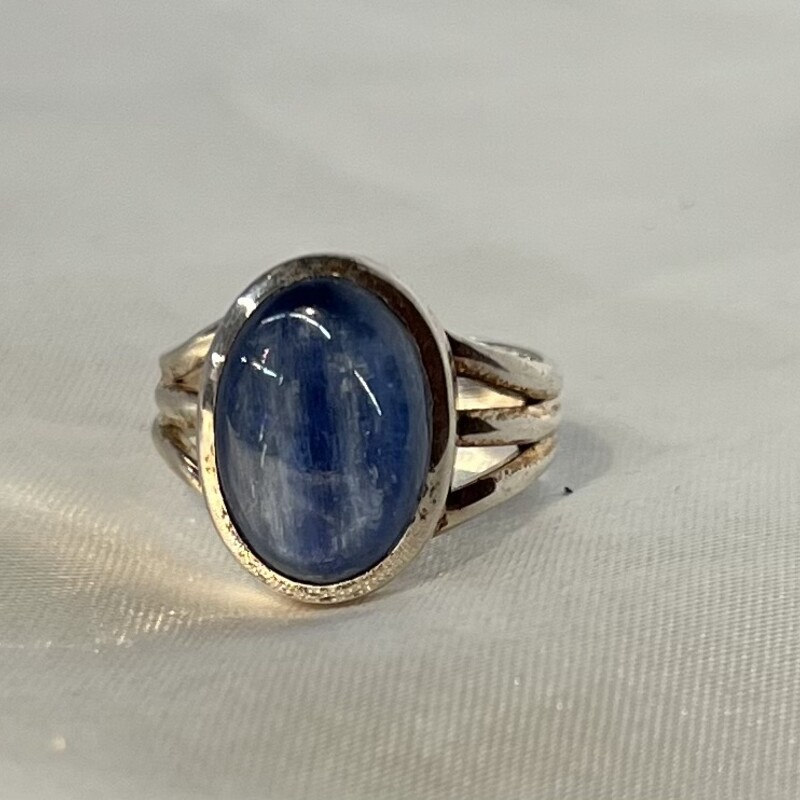 925 Lapis Oval Ring
Blue Silver Size: 6.5