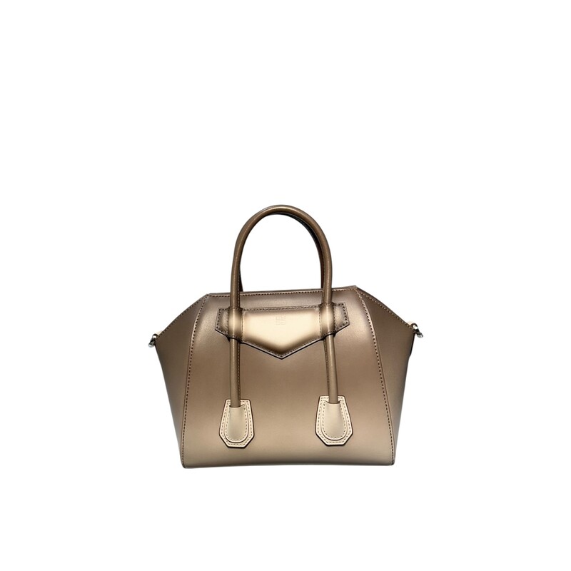 Givenchy Antigona Calfskin Brown Ombre Crossbody

Style Code: RG B 0292

Dimensions: 8 in L x 7.50 in H

In very excellent condition. Like new

Does not come with original dust bag or box.