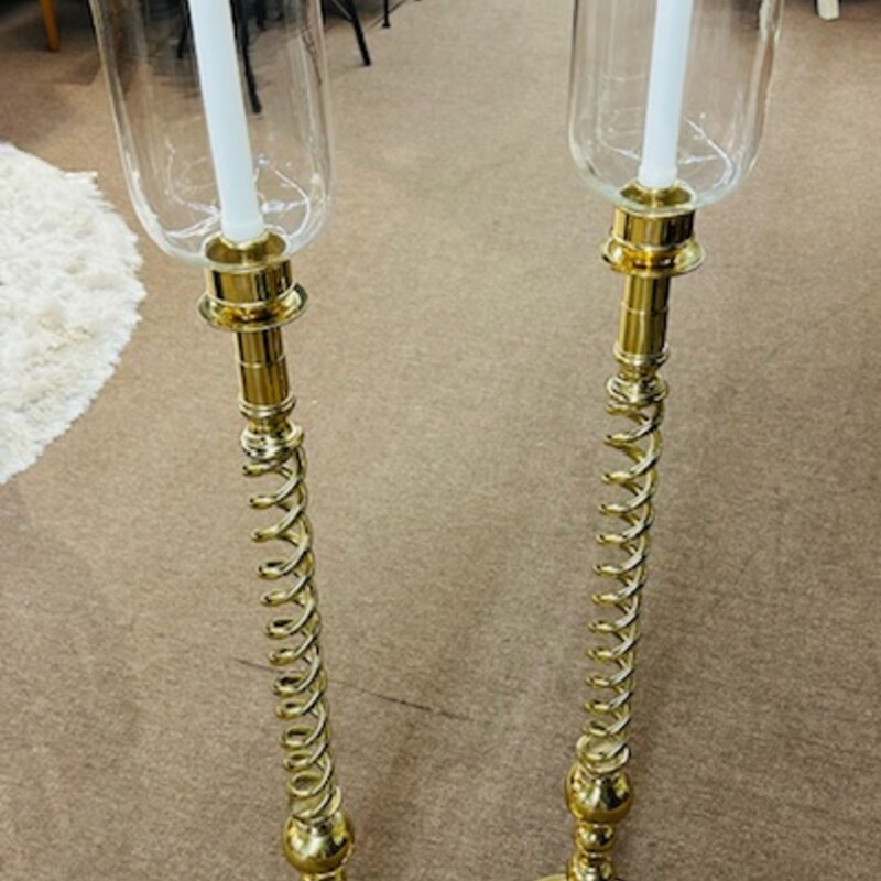 2 Brass Spiral Hurricane Candleholders
As is- small pitting on bottom side of base
Decorative Inc Brand/ Vintage
Gold, Size: 9x44H