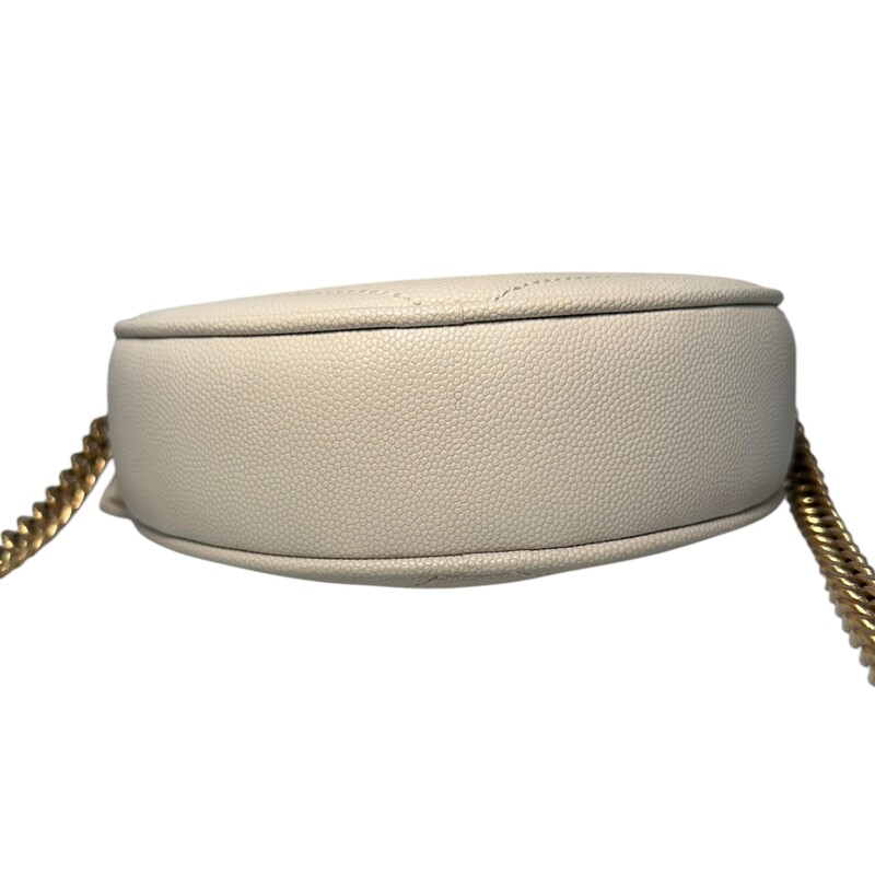 Saint Laurent Jade Round Chevron Off White Circle Bag<br />
<br />
Style Code:PMB 610436.1019<br />
<br />
Dimensions:5in W x6.5in H<br />
<br />
Excellent condition. Some very minimal scratching on hardware.<br />
<br />
Does not with original dust bag or box.