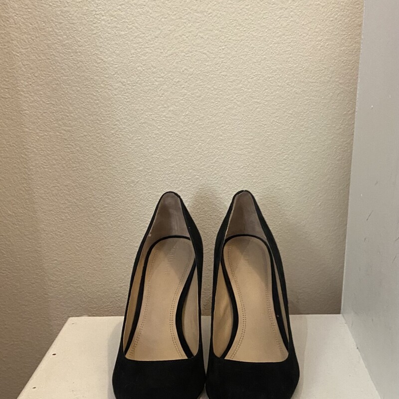 Blk Suede Heels<br />
Black<br />
Size: 7 R $150