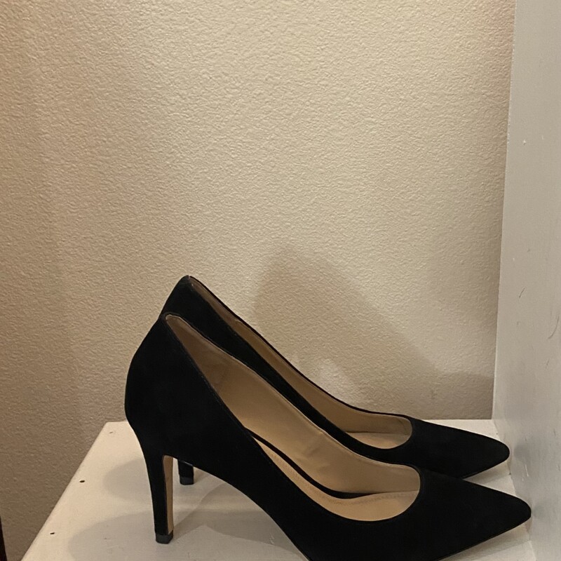 Blk Suede Heels<br />
Black<br />
Size: 7 R $150