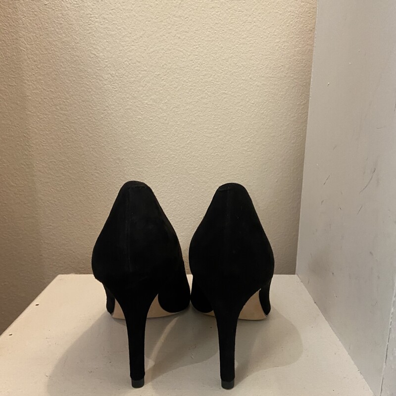 Blk Suede Heels<br />
Black<br />
Size: 7 R $150