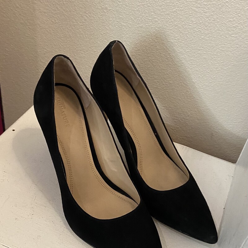 Blk Suede Heels<br />
Black<br />
Size: 7 R $150