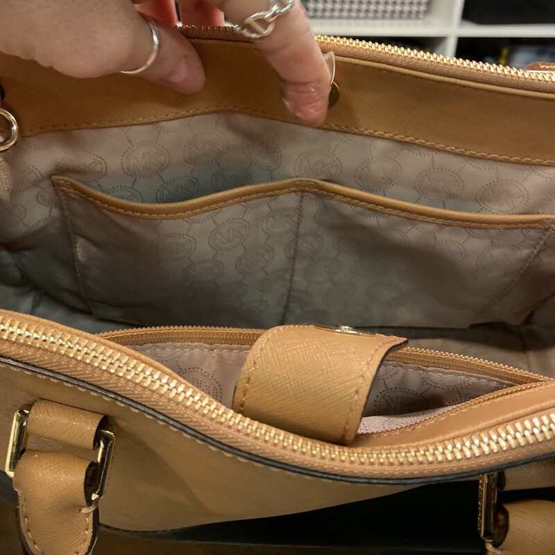 Camel/Blk Lther Purse<br />
Camel/bl<br />
Size: Purse