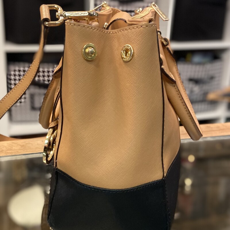 Camel/Blk Lther Purse<br />
Camel/bl<br />
Size: Purse