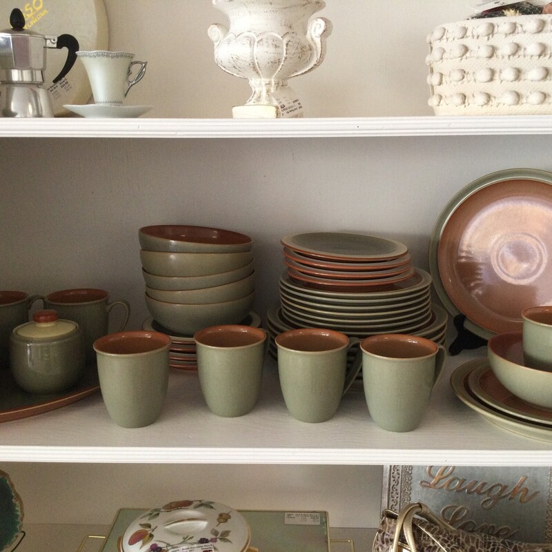 Denby Dishware<br />
6 person service 4 piece place settings plus<br />
Made in Englane<br />
Oven Dishwasher Freezer Microwave safe<br />
Paprika and Sage<br />
Extras include 2 dinner plates 2 med side plates 8 small side plates cream and sugar set oval serving platter 2 mugs