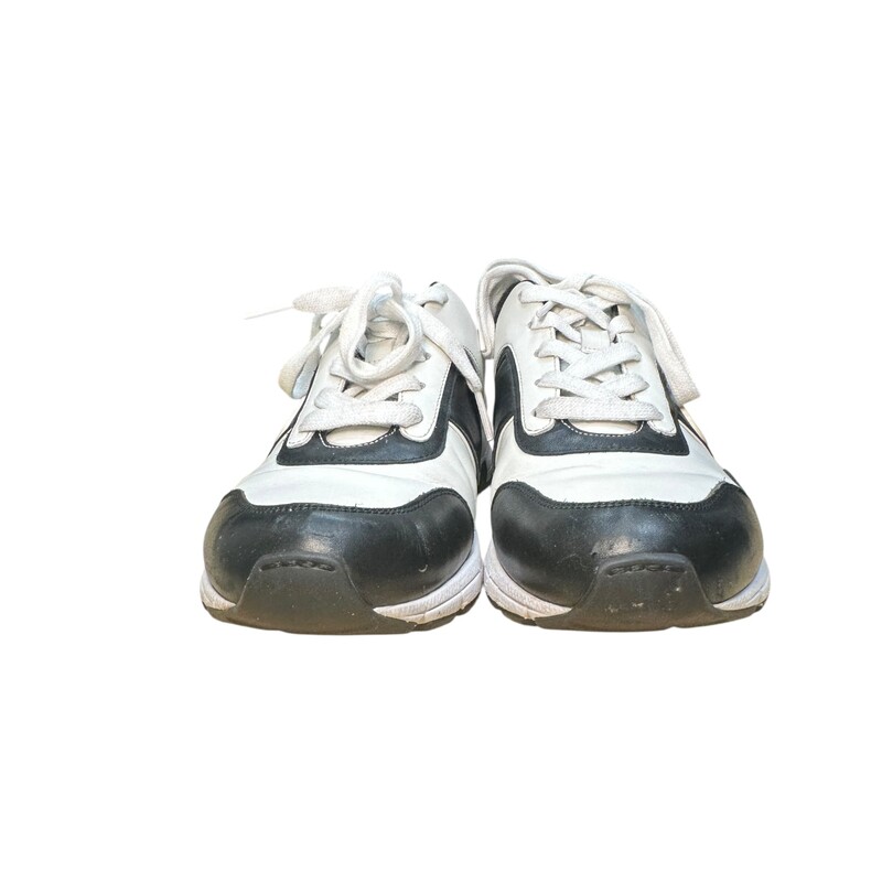 Gucci Interlocking GG  Low Sneakers White & Black Size 38.5<br />
<br />
Style Code : 426185    045<br />
<br />
Good Condition. Some scuffs throughout the shoes.<br />
<br />
Does not come with original dust bag or box.