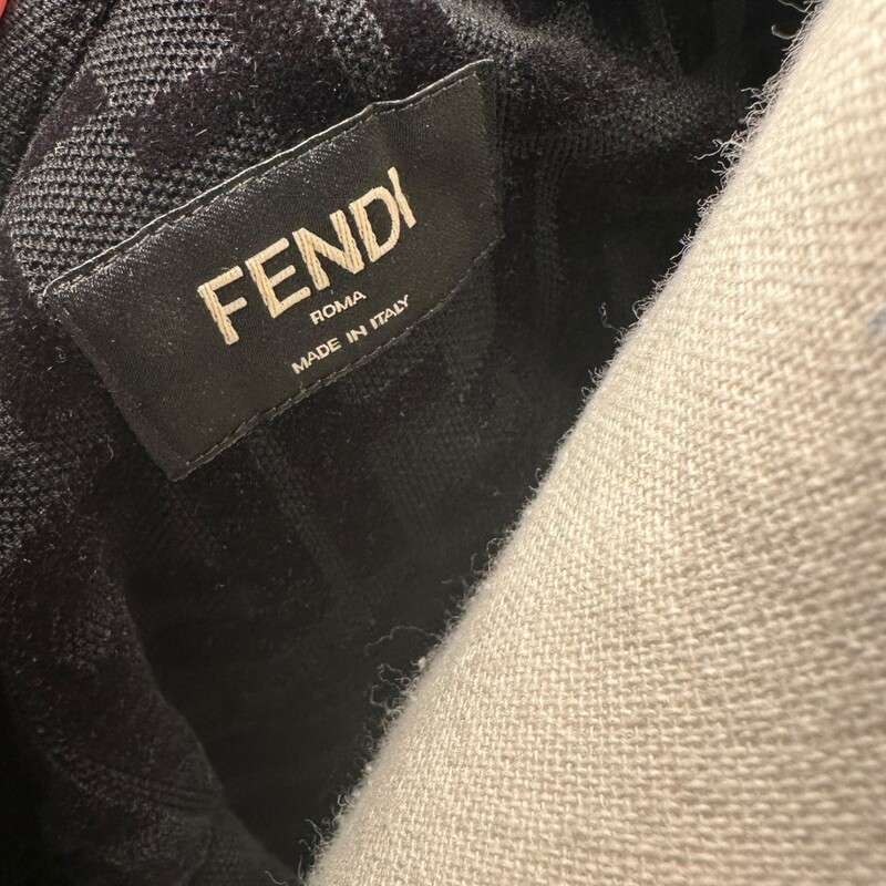 Fendi Velvet Logo Black T Shirt

Size: Medium

Code: FY0936 A705

In very good condition.