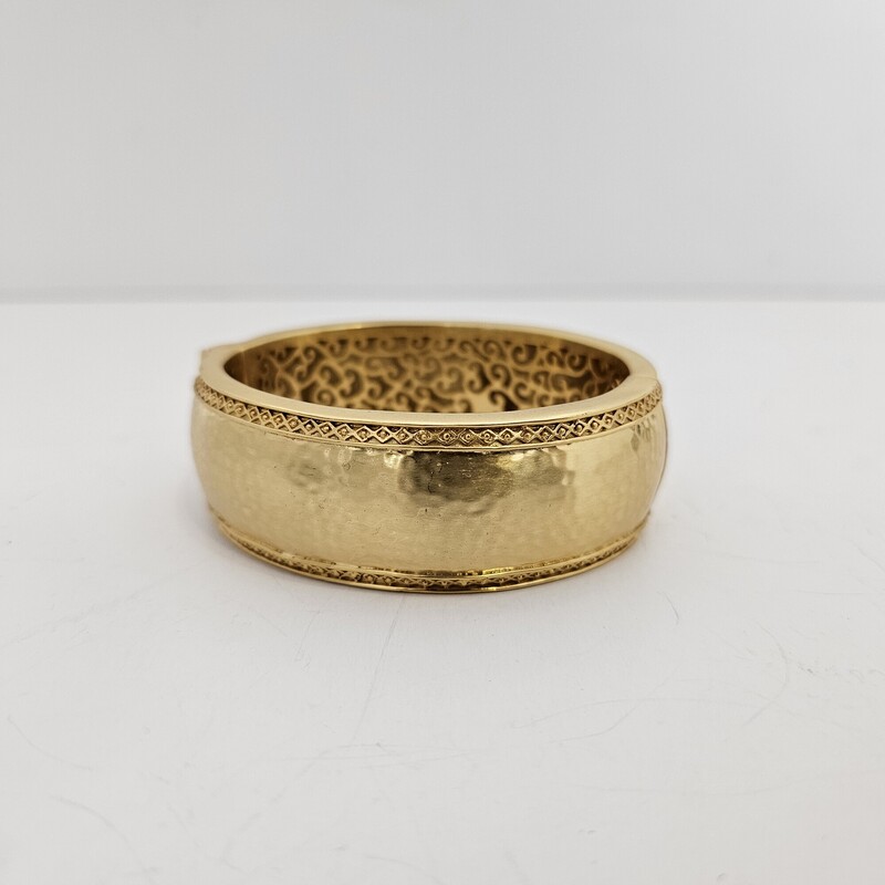 Julie Voss Hammered, Gold, Size: Bangle