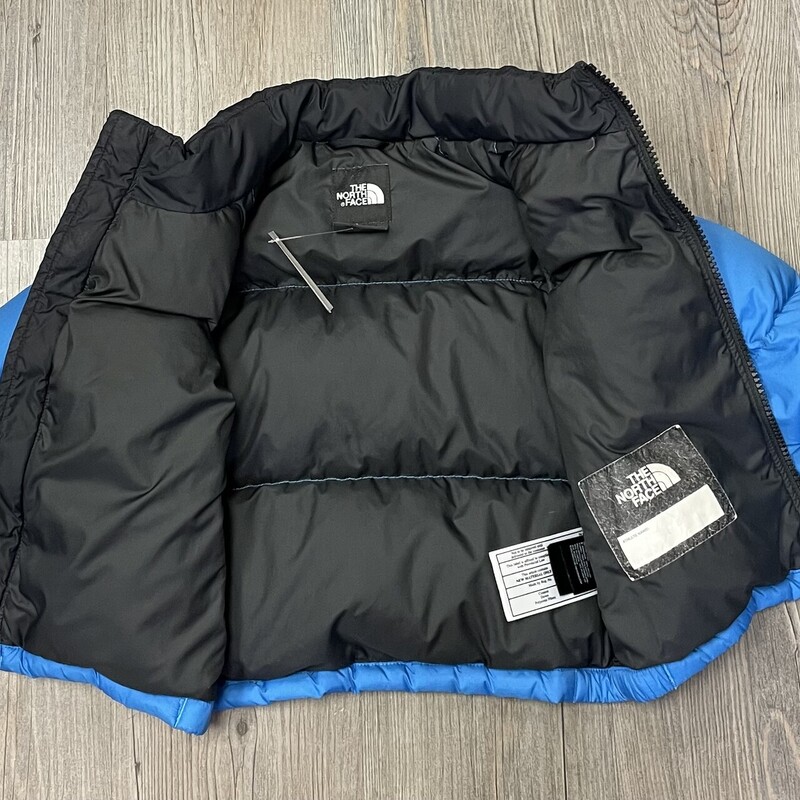 Northface Downfill Jacket, Blue, Size: 3Y<br />
700 Down Fill<br />
<br />
The youngest adventurers can now explore in style with the Kids’ 1996 Retro Nuptse Jacket. With an iconic design, throwback aesthetic, and extra-warm 700-fill down insulation, cold weather will no longer stand in the way of adventure.