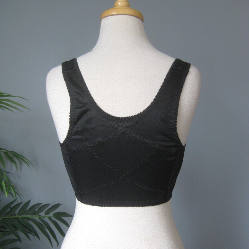 Vtg Beautiful Images Bra, Black, Size: 36DD<br />
Structured Black full coverage bra by Beautiful Images<br />
Great condition lots of elastic life the wide full coverage back.<br />
The Straps are not adjustible<br />
The cups are ovelain with lace<br />
Hook and eye closures in the front<br />
<br />
It's marked 36DD<br />
The band measures 13 around at the bottom edge unstretched but stretches comfortably to 16<br />
<br />
thanks for looking!<br />
#70430