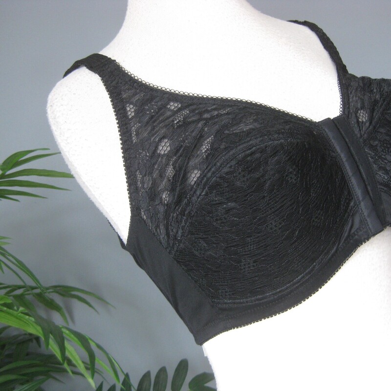 Vtg Beautiful Images Bra, Black, Size: 36DD<br />
Structured Black full coverage bra by Beautiful Images<br />
Great condition lots of elastic life the wide full coverage back.<br />
The Straps are not adjustible<br />
The cups are ovelain with lace<br />
Hook and eye closures in the front<br />
<br />
It's marked 36DD<br />
The band measures 13 around at the bottom edge unstretched but stretches comfortably to 16<br />
<br />
thanks for looking!<br />
#70430