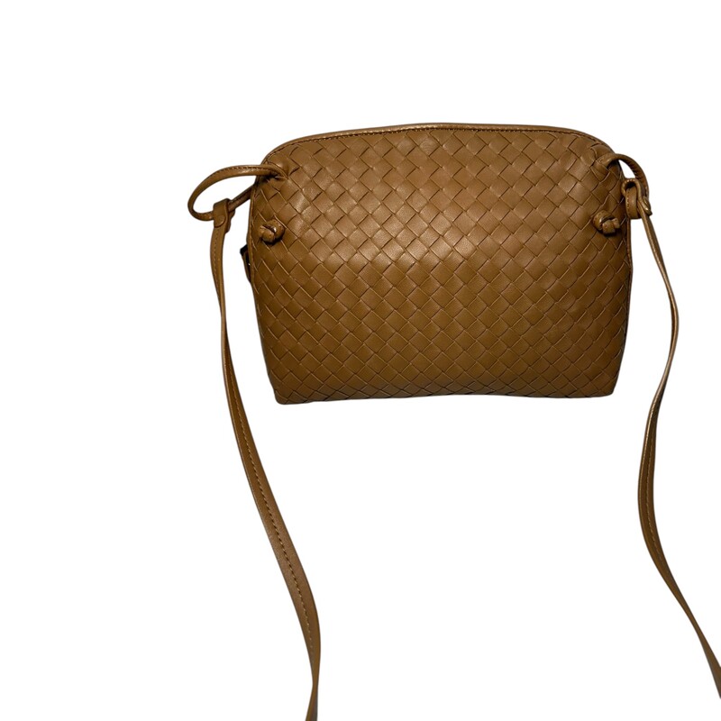 Bottega Veneta Nodini Camel Crossbody Messenger<br />
<br />
Date Code: BO5213616X<br />
<br />
Dimensions:<br />
Base length: 9 in<br />
Height: 7.5 in<br />
Width: 2 in<br />
Drop: 24.5 in adjustable<br />
<br />
In very good condition. Light wear to the corners bag. Stain on the inside of the bag.<br />
<br />
Does not come with the original dust bag or box.