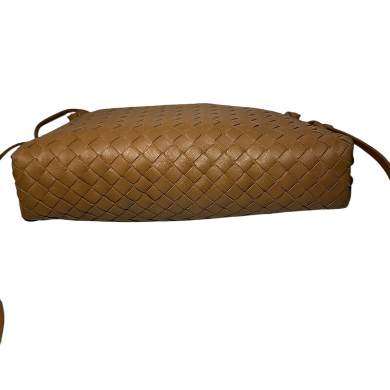 Bottega Veneta Nodini Camel Crossbody Messenger<br />
<br />
Date Code: BO5213616X<br />
<br />
Dimensions:<br />
Base length: 9 in<br />
Height: 7.5 in<br />
Width: 2 in<br />
Drop: 24.5 in adjustable<br />
<br />
In very good condition. Light wear to the corners bag. Stain on the inside of the bag.<br />
<br />
Does not come with the original dust bag or box.