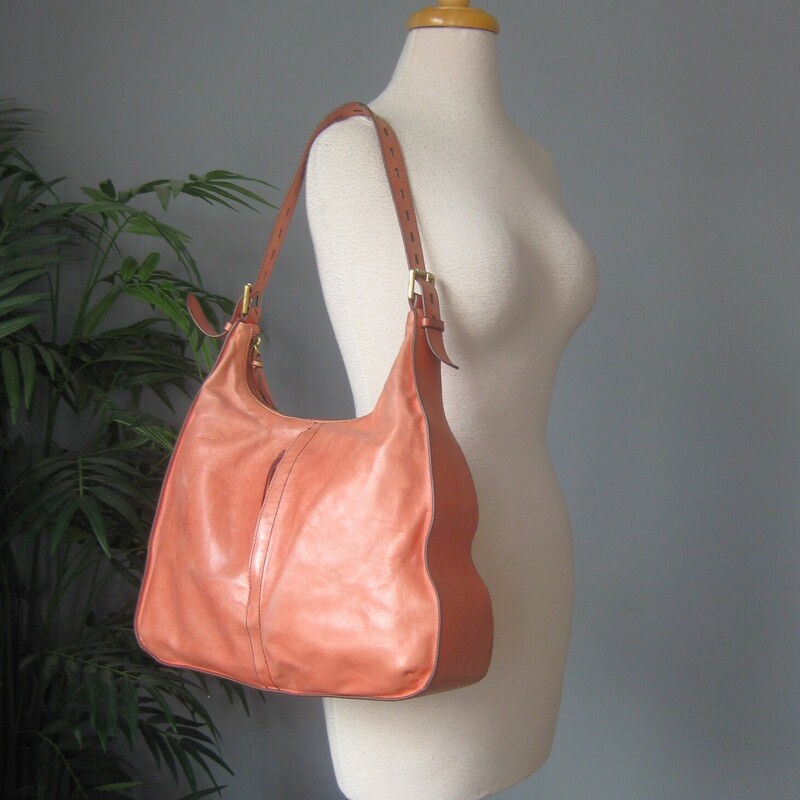 Peachy Pink Leather shoulder bag from<br />
HOBO internatioal<br />
Top zipper<br />
exterior pockets and interior pockets<br />
pretty printed lining<br />
<br />
clean inside<br />
Adjustible handle<br />
14.5 x 12 x 4<br />
Handle drop : 13 maxiumum<br />
<br />
Great used condition, please be sure to look at all of my pictures.<br />
There is some color variation on the outside.<br />
<br />
thanks for looking!<br />
#83441