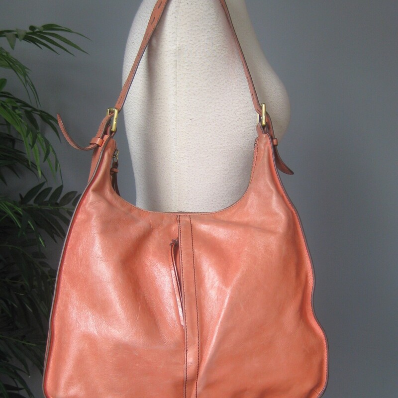 Peachy Pink Leather shoulder bag from
HOBO internatioal
Top zipper
exterior pockets and interior pockets
pretty printed lining

clean inside
Adjustible handle
14.5 x 12 x 4
Handle drop : 13 maxiumum

Great used condition, please be sure to look at all of my pictures.
There is some color variation on the outside.

thanks for looking!
#83441