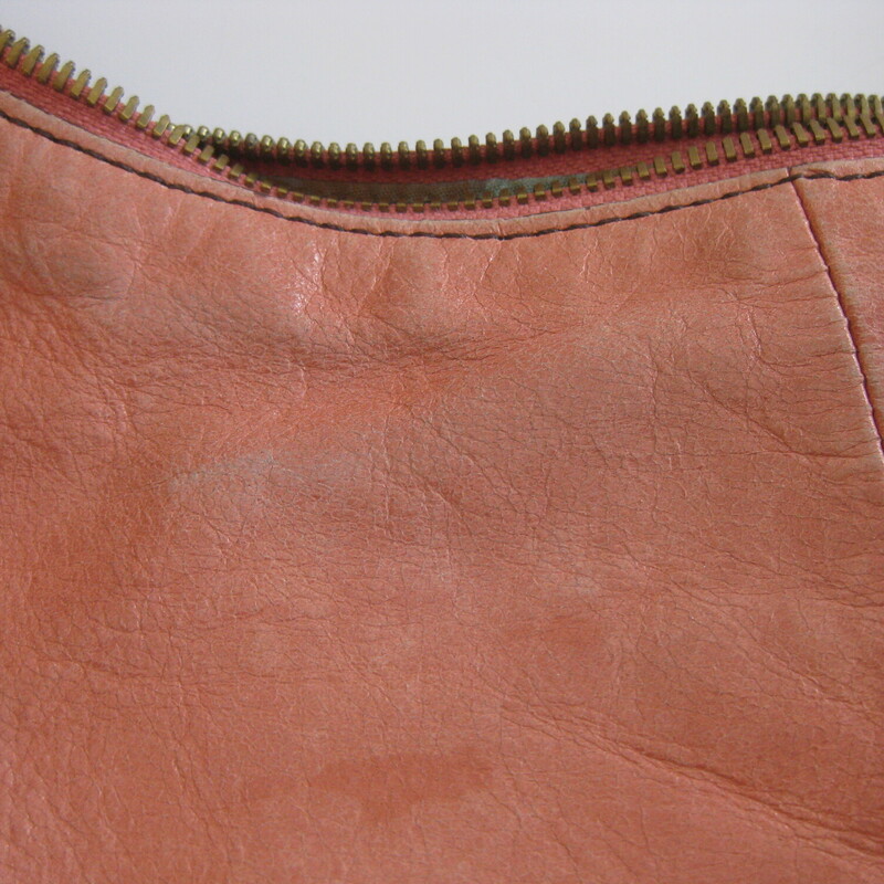 Peachy Pink Leather shoulder bag from<br />
HOBO internatioal<br />
Top zipper<br />
exterior pockets and interior pockets<br />
pretty printed lining<br />
<br />
clean inside<br />
Adjustible handle<br />
14.5 x 12 x 4<br />
Handle drop : 13 maxiumum<br />
<br />
Great used condition, please be sure to look at all of my pictures.<br />
There is some color variation on the outside.<br />
<br />
thanks for looking!<br />
#83441