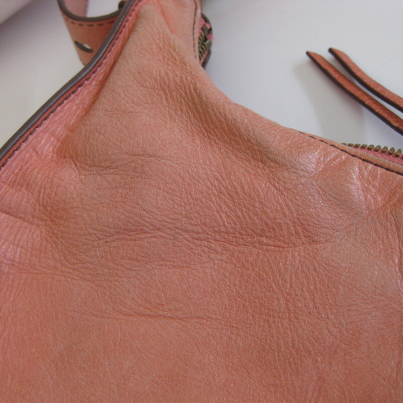 Peachy Pink Leather shoulder bag from<br />
HOBO internatioal<br />
Top zipper<br />
exterior pockets and interior pockets<br />
pretty printed lining<br />
<br />
clean inside<br />
Adjustible handle<br />
14.5 x 12 x 4<br />
Handle drop : 13 maxiumum<br />
<br />
Great used condition, please be sure to look at all of my pictures.<br />
There is some color variation on the outside.<br />
<br />
thanks for looking!<br />
#83441