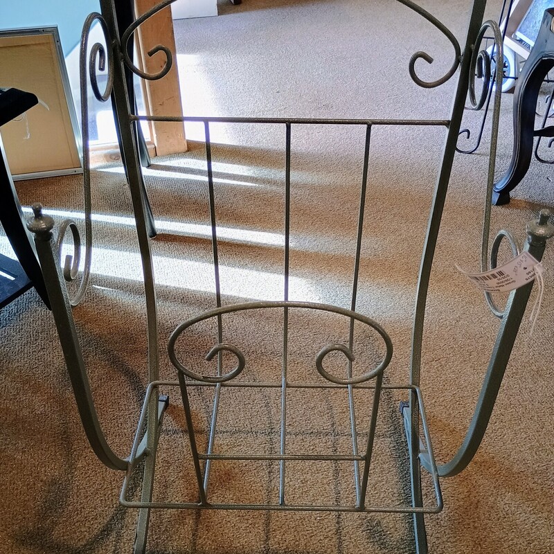 Green Metal Towel Stand